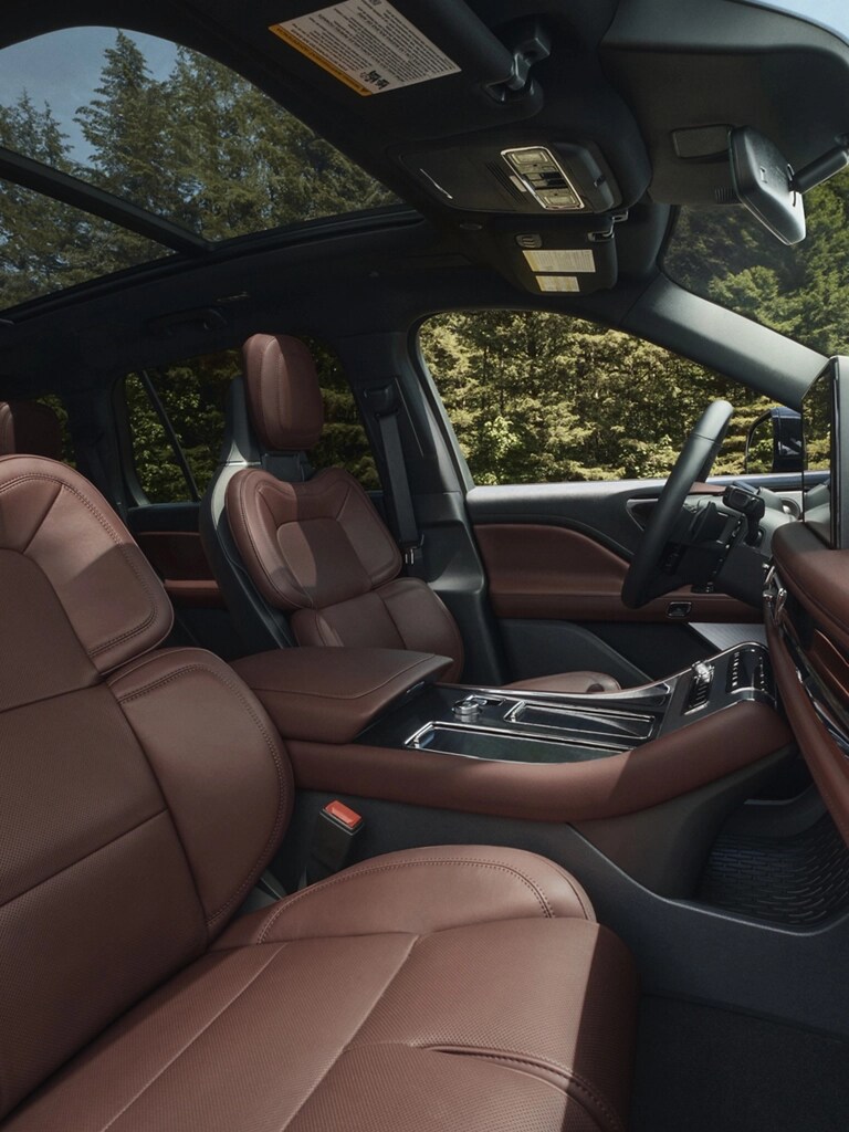 L’intérieur d’un Lincoln Aviator 2026 avec sièges avant Position parfaite en option