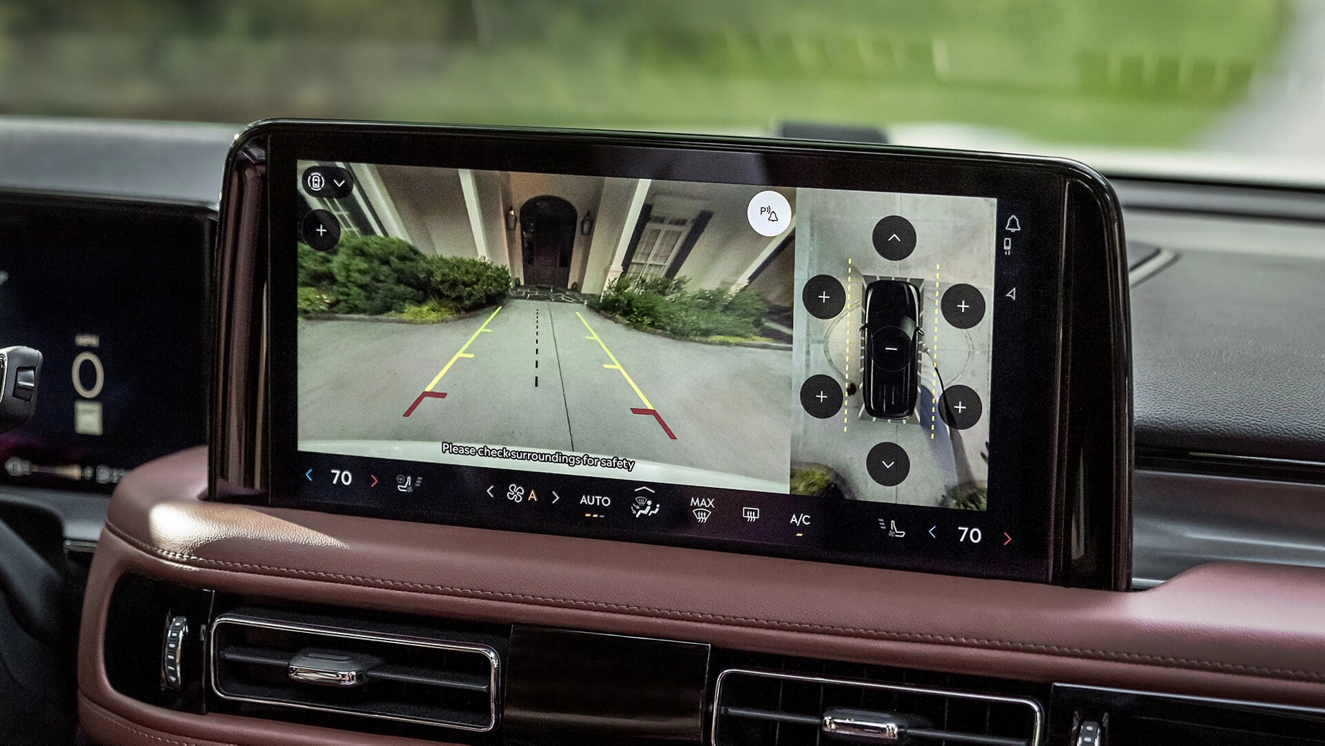 Le système de caméra à 360 degrés montre ce qui se trouve derrière un VUS Lincoln Aviator® 2026 sur l’écran tactile central