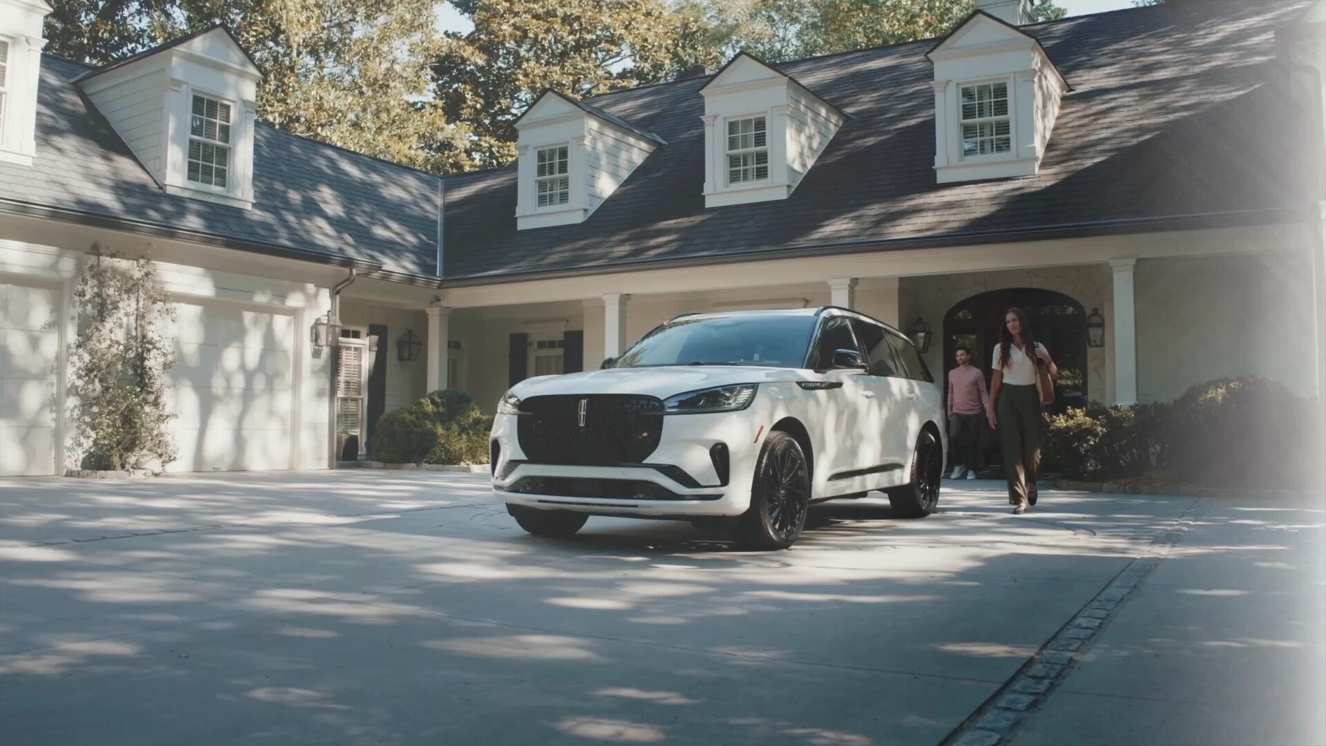 Un couple approchant un Lincoln Aviator 2026