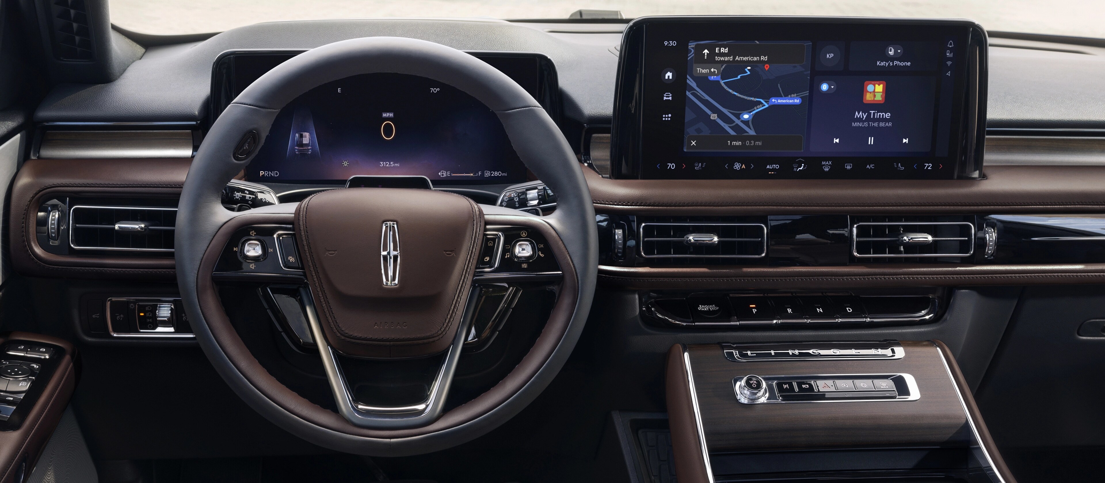 Les informations destinées au conducteur sont projetées sur le pare-brise grâce à l'affichage tête haute d'un Lincoln Aviator 2026