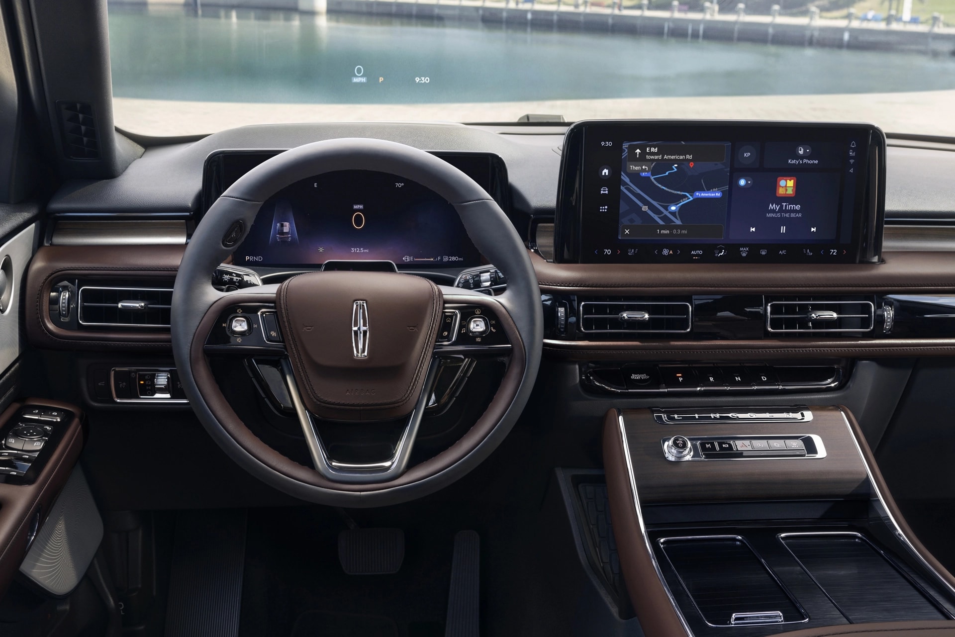 Les informations destinées au conducteur sont projetées sur le pare-brise grâce à l'affichage tête haute d'un Lincoln Aviator 2026