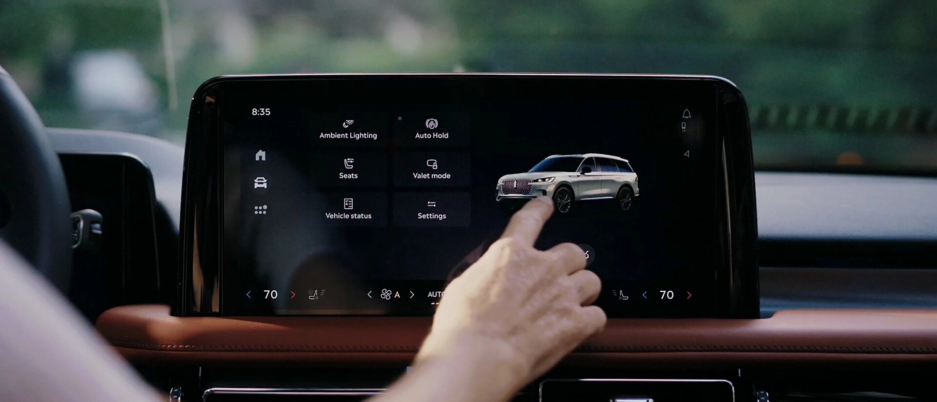 Une personne interagit avec l’écran tactile central d’un Lincoln Aviator 2026