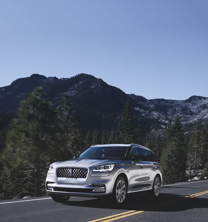 Lincoln Aviator Grand Touring conduit le long d’une route montagneuse sinueuse – IMAGE