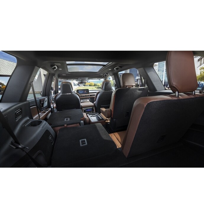 Un côté du siège PowerFold de la troisième rangée et un siège de la deuxième rangée sont repliés vers l’avant dans le Lincoln Aviator 2025