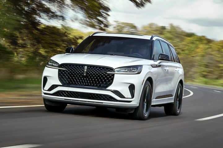 Un Lincoln Aviator 2025 conduit sur une route forestière