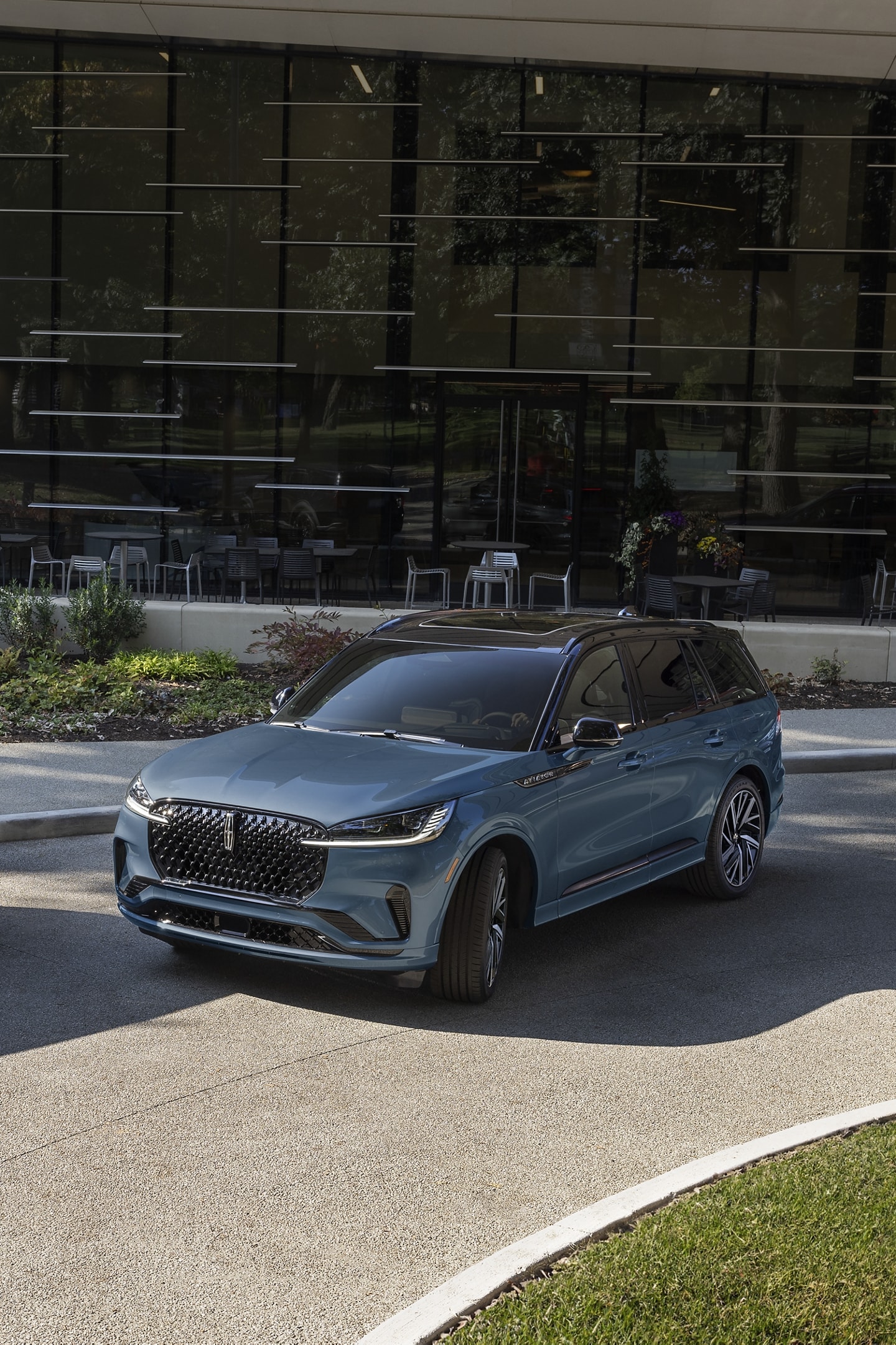 Un Lincoln Aviator Black Label 2025 en stationnement
