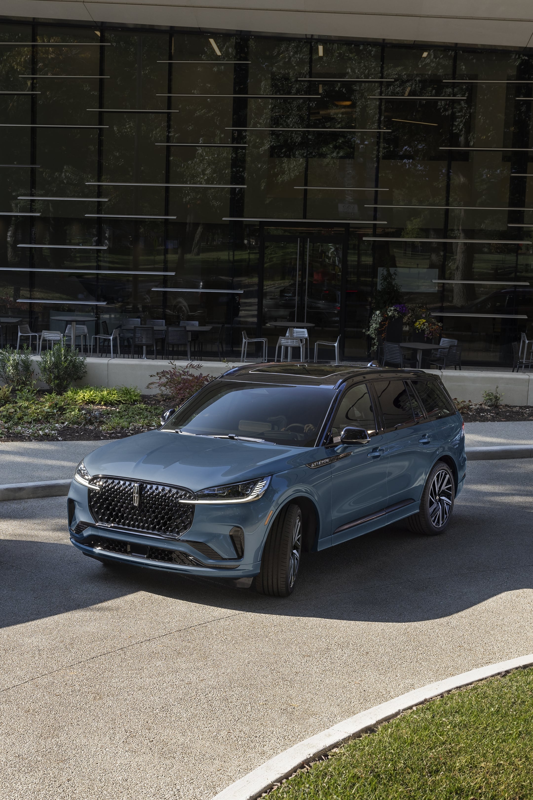 Un Lincoln Aviator 2025 est en stationnement.