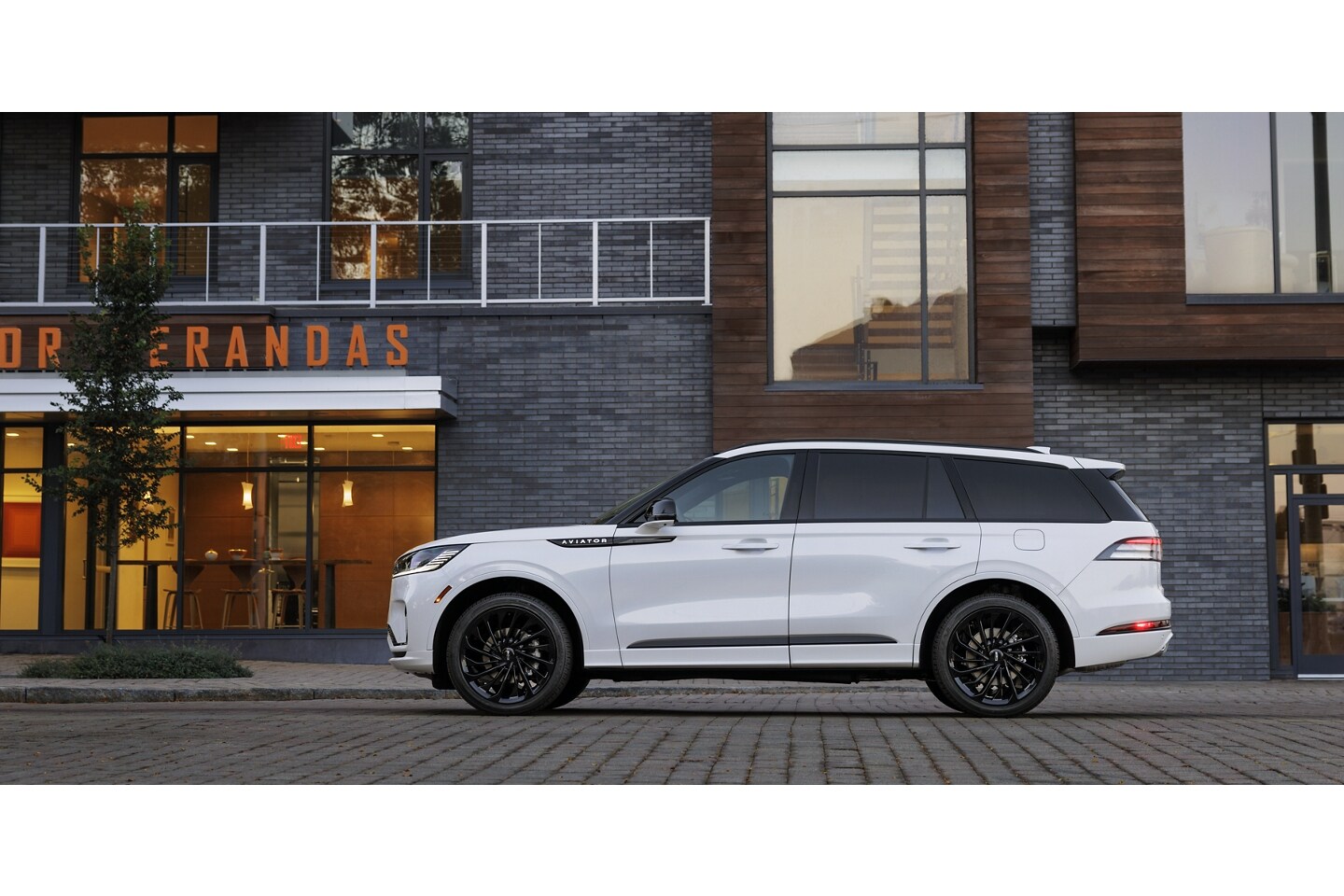 La portière du conducteur d’un Lincoln Aviator 2025 est illustrée