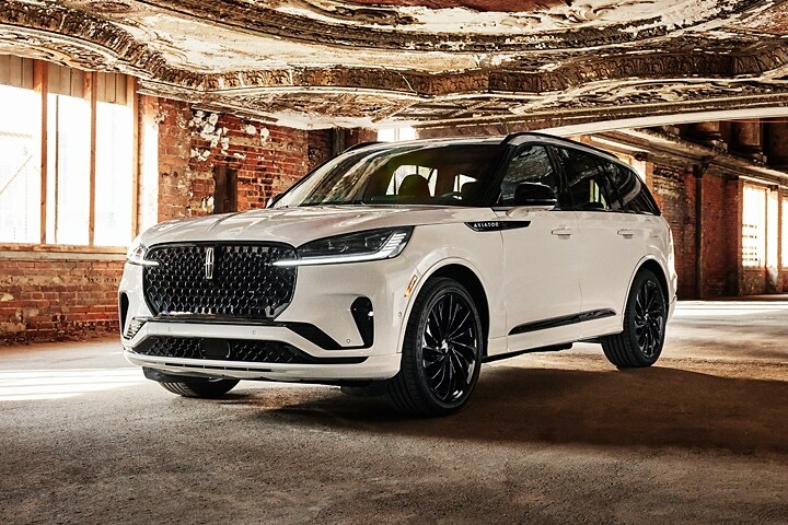 Le Lincoln Aviator 2025 garé dans un entrepôt