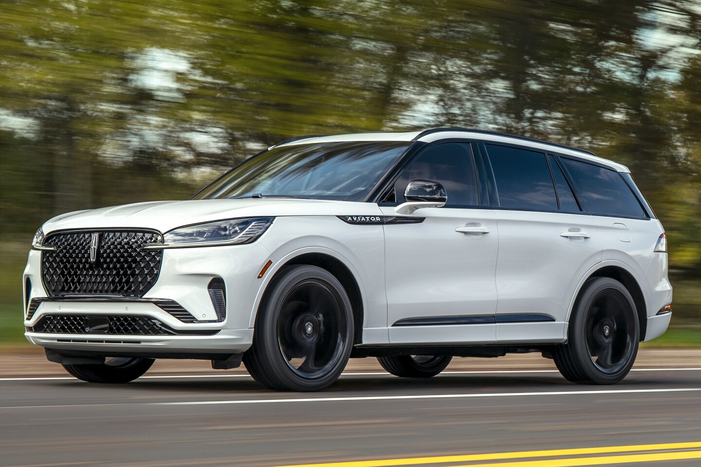 Un Lincoln Aviator 2025 en blanc