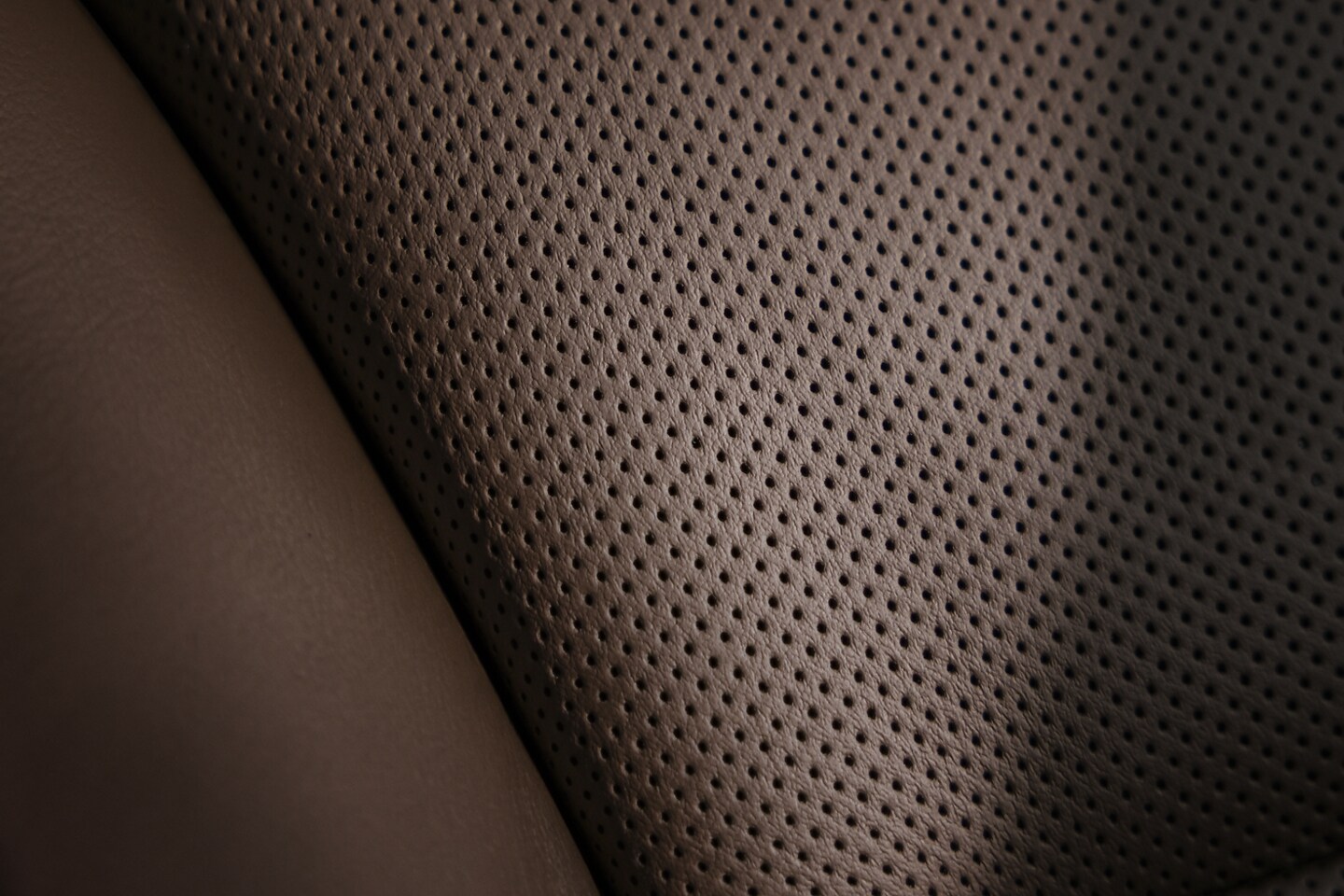 Un détail est présenté des sièges en cuir haut de gamme du Lincoln Aviator Ultra 2025