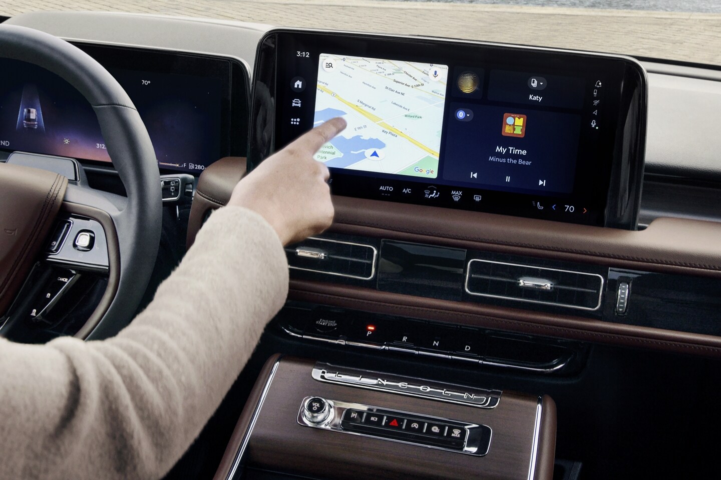 Une personne tape sur l’écran tactile de la console centrale d’un Lincoln Aviator 2025