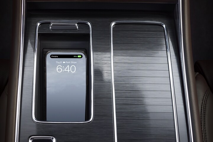 Un appareil mobile est placé sur un tapis de recharge sans fil