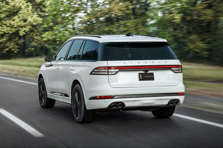 Un Lincoln Aviator 2025 conduit sur une route forestière