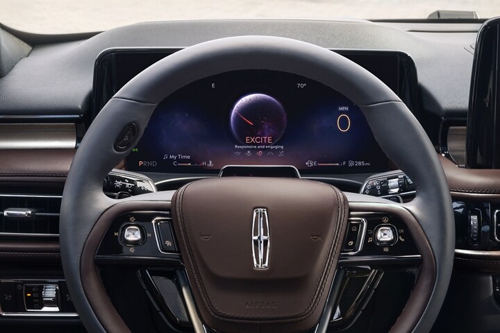 L’affichage de la console centrale d’un Lincoln Aviator 2025 montre des renseignements de navigation