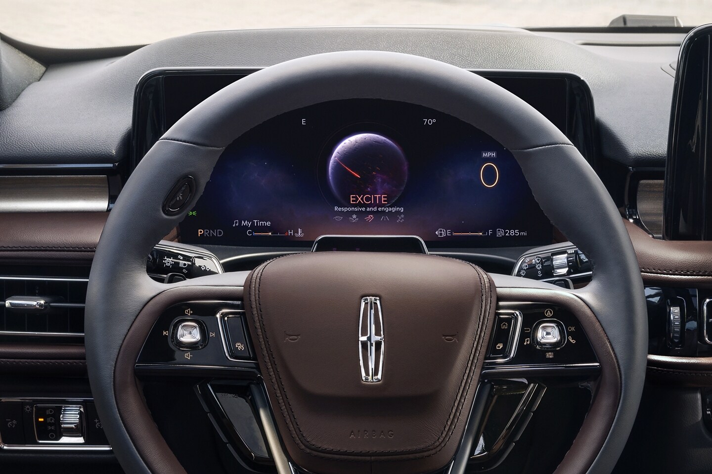 L’affichage de la console centrale d’un Lincoln Aviator 2025 montre des renseignements de navigation