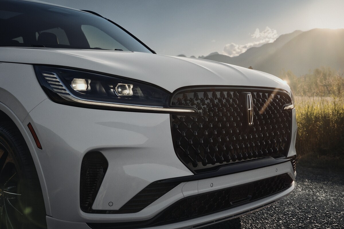 Le phare avant gauche du Lincoln Aviator 2025 est illustré