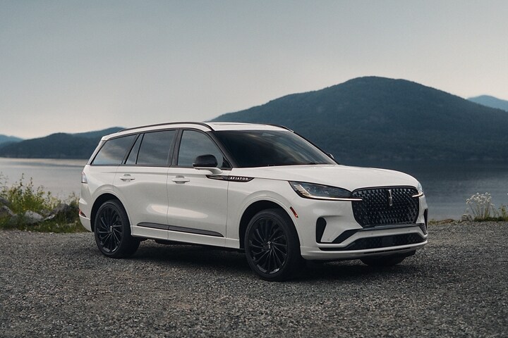 Le Lincoln Aviator 2025 garé près d'un lac.