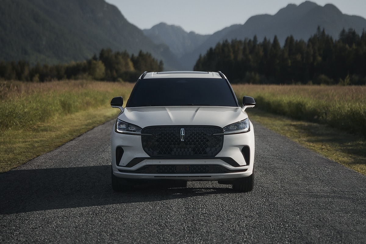 Le phare avant gauche du VUS Lincoln Aviator® 2025 est représenté