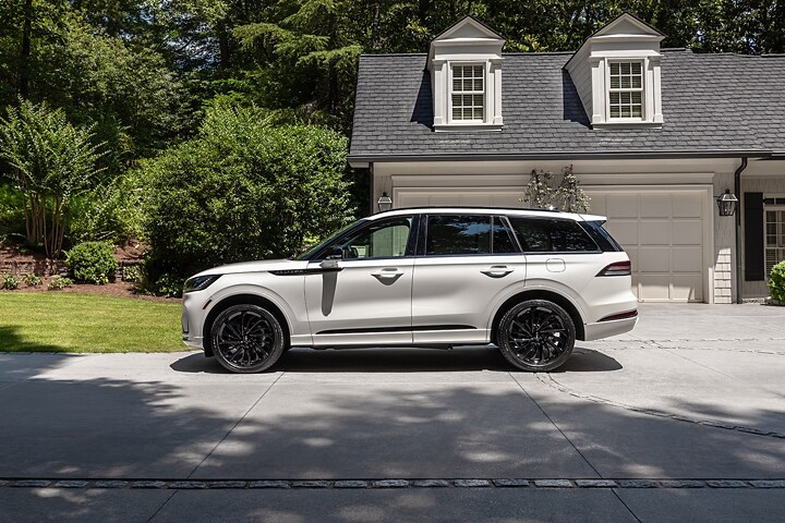 Le Lincoln Aviator 2025 garé devant une maison