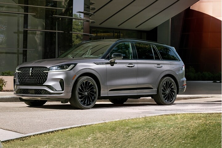 Le Lincoln Aviator 2025 garé devant un immeuble.