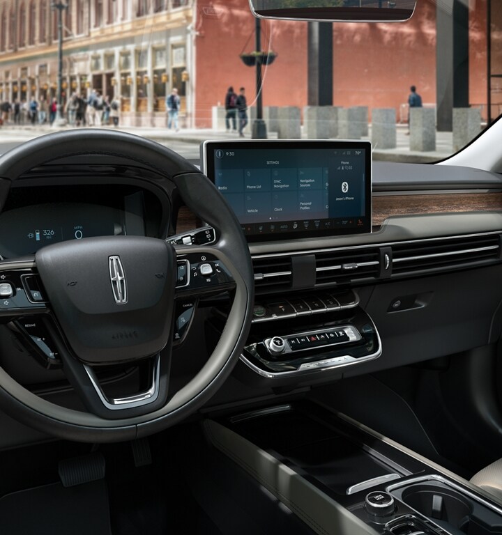 L’écran tactile central d’un VUS Lincoln Corsair 2023 affiche de nombreuses options de réglage SYNC® 4