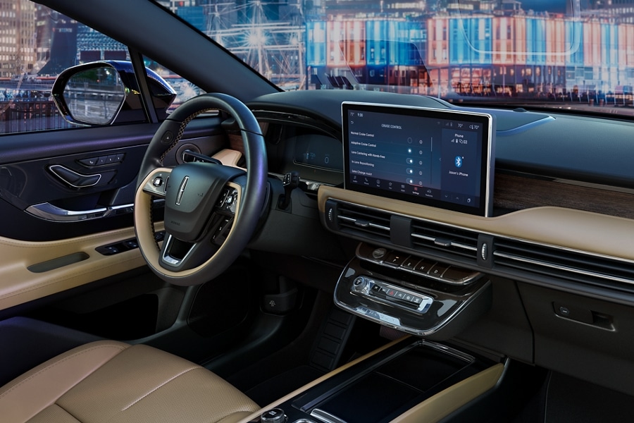 L'intérieur d'un VUS hybride rechargeable Lincoln Corsair Grand Touring 2023 est présenté