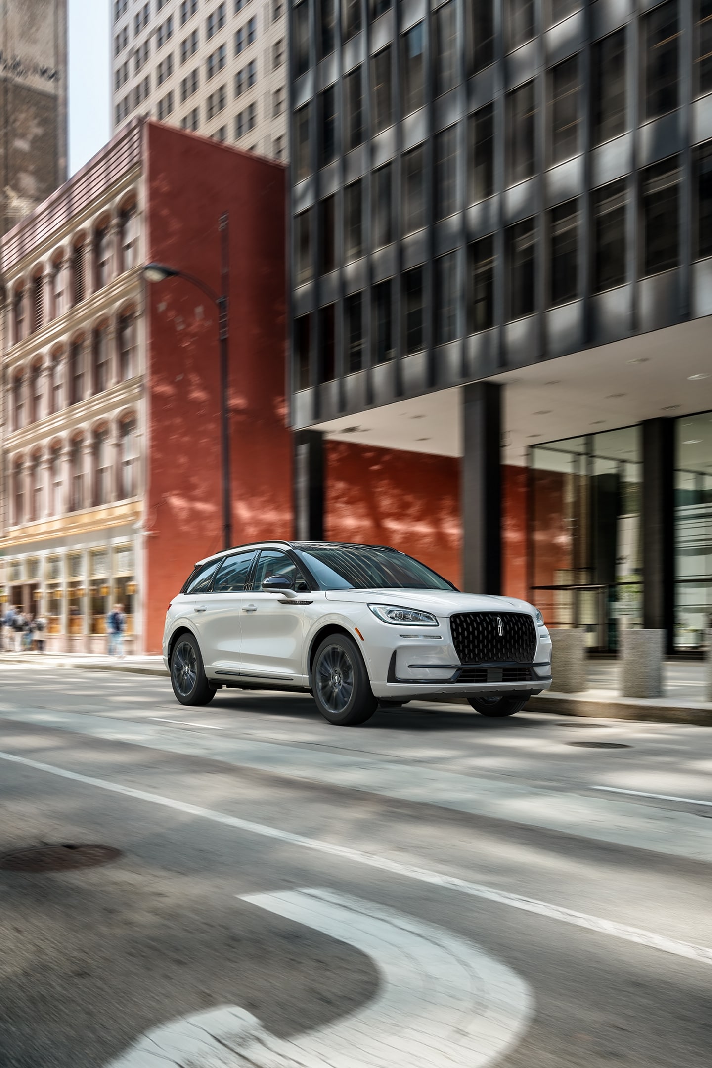 Les jantes élégantes de 20 po de l’ensemble décor Jet en option sont illustrées