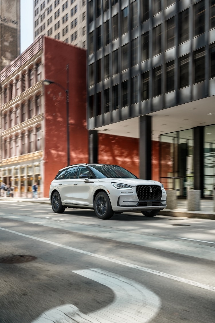 Les jantes élégantes de 20 po de l’ensemble décor Jet en option sont illustrées