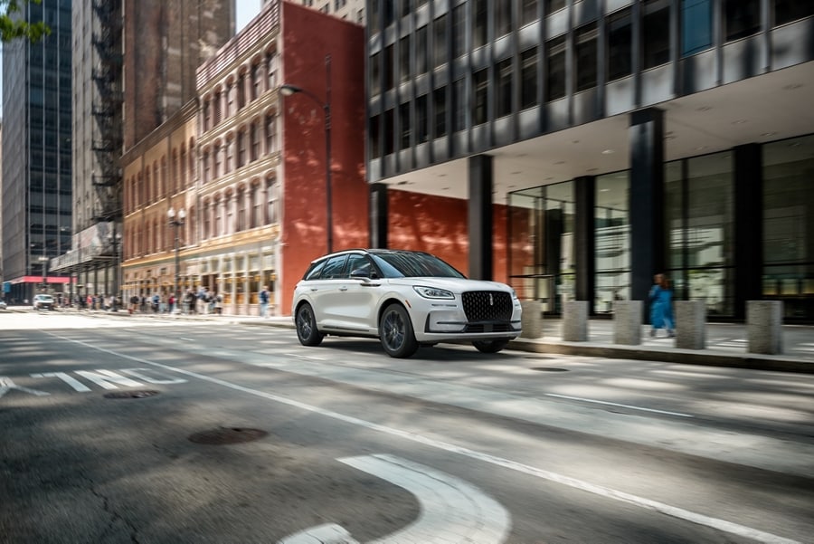 Un Lincoln Corsair 2025 avec l’ensemble décor Jet en option est conduit en ville