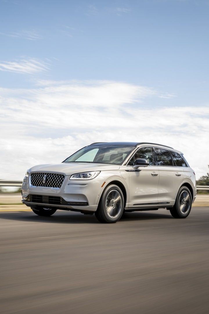 Un Lincoln Corsair Grand Tourisme hybride rechargeable 2026 circulant sur une route de montagne