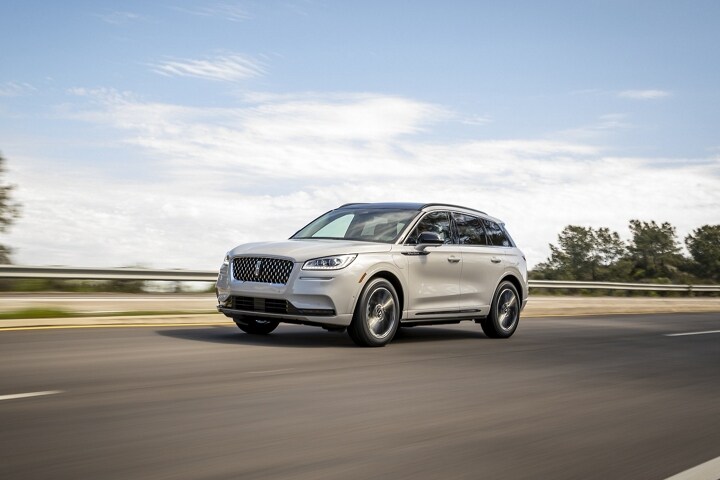 Un Lincoln Corsair Grand Tourisme 2025 hybride rechargeable est conduit à la campagne