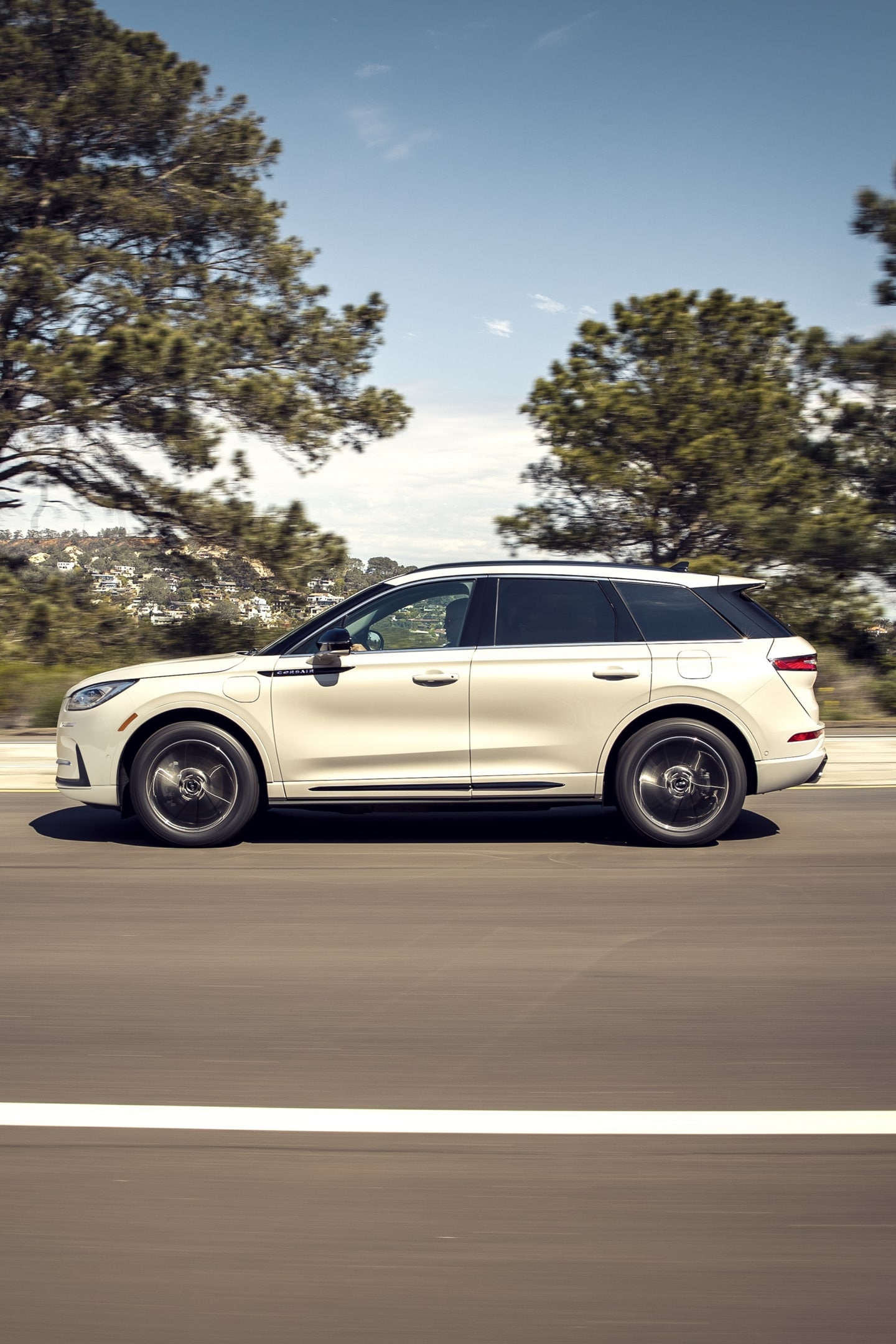 Un Lincoln Corsair Grand Tourisme hybride rechargeable 2025 circule à la campagne