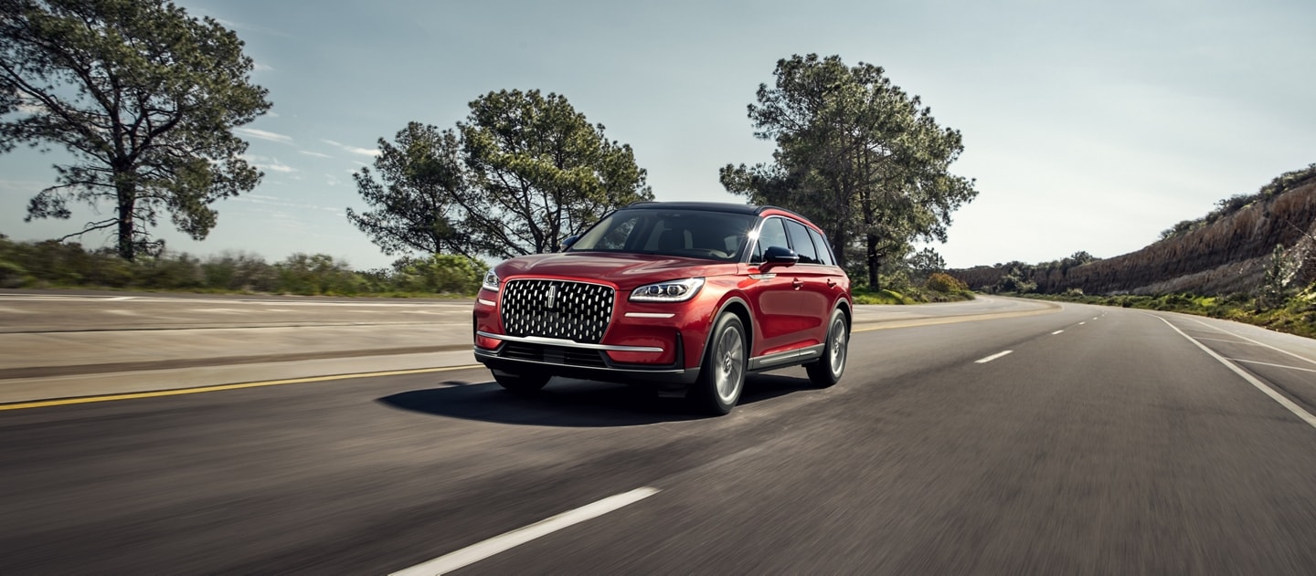 Un modèle Lincoln Corsair Ultra 2025 circulant sur une autoroute isolée