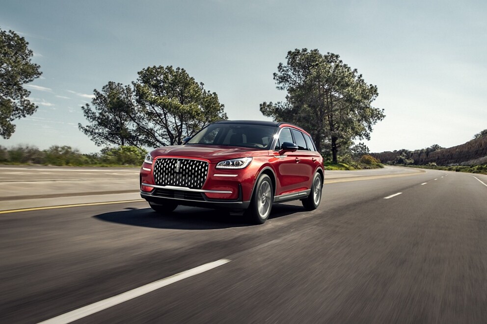 Un Lincoln Corsair 2025 circulant sur une route de campagne