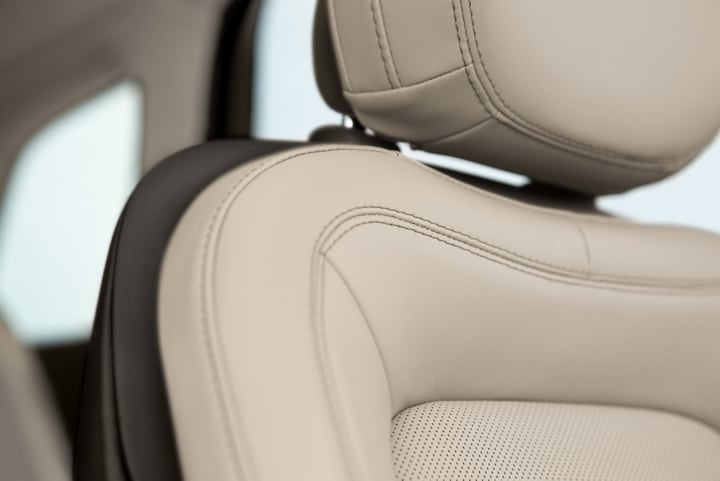 Gros plan sur le siège conducteur d’un Lincoln Corsair 2025 montrant un savoir-faire détaillé