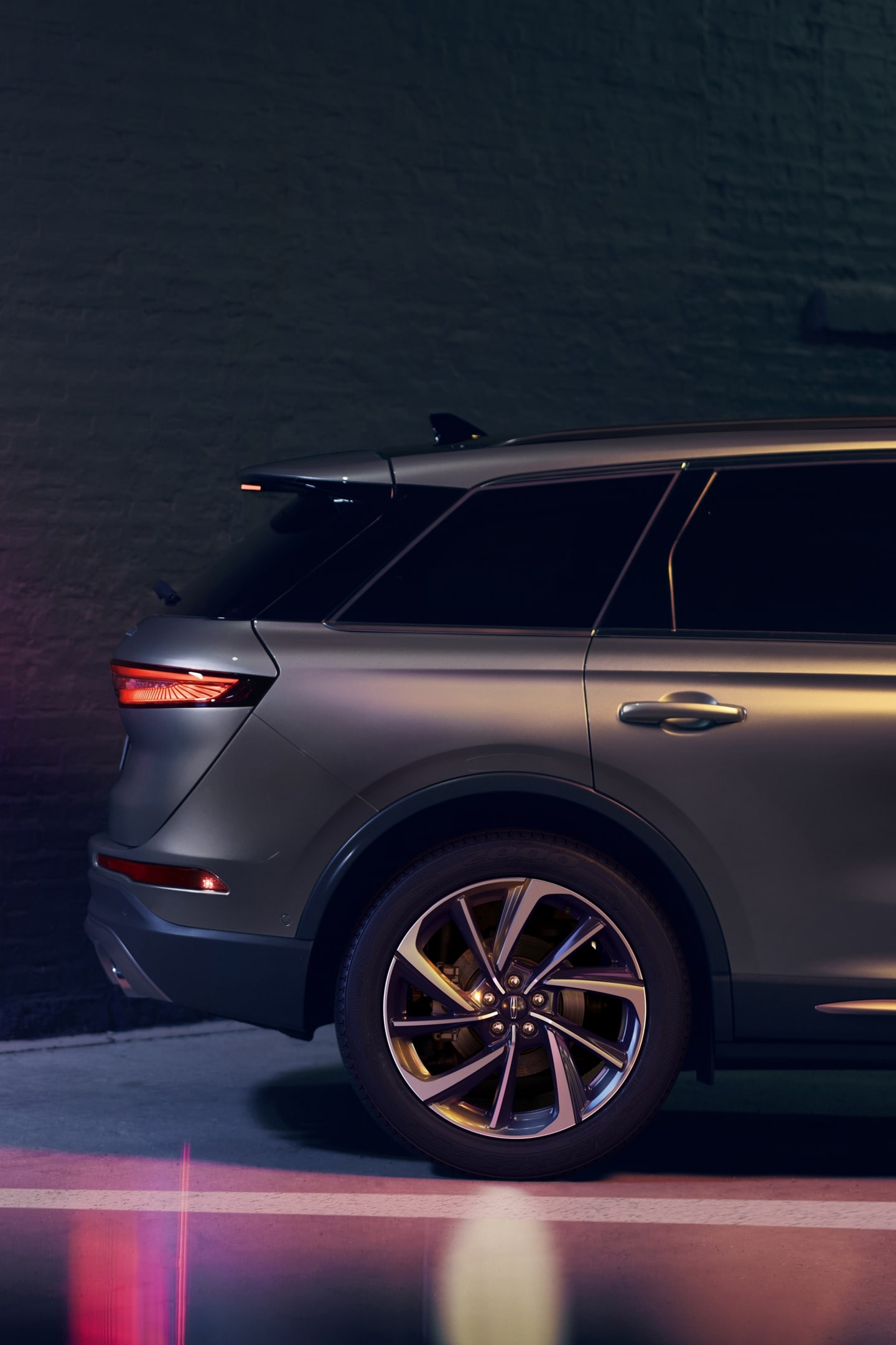 Un Lincoln Corsair 2025 utilise l’assistance au freinage en marche arrière lorsqu’il recule vers un mur