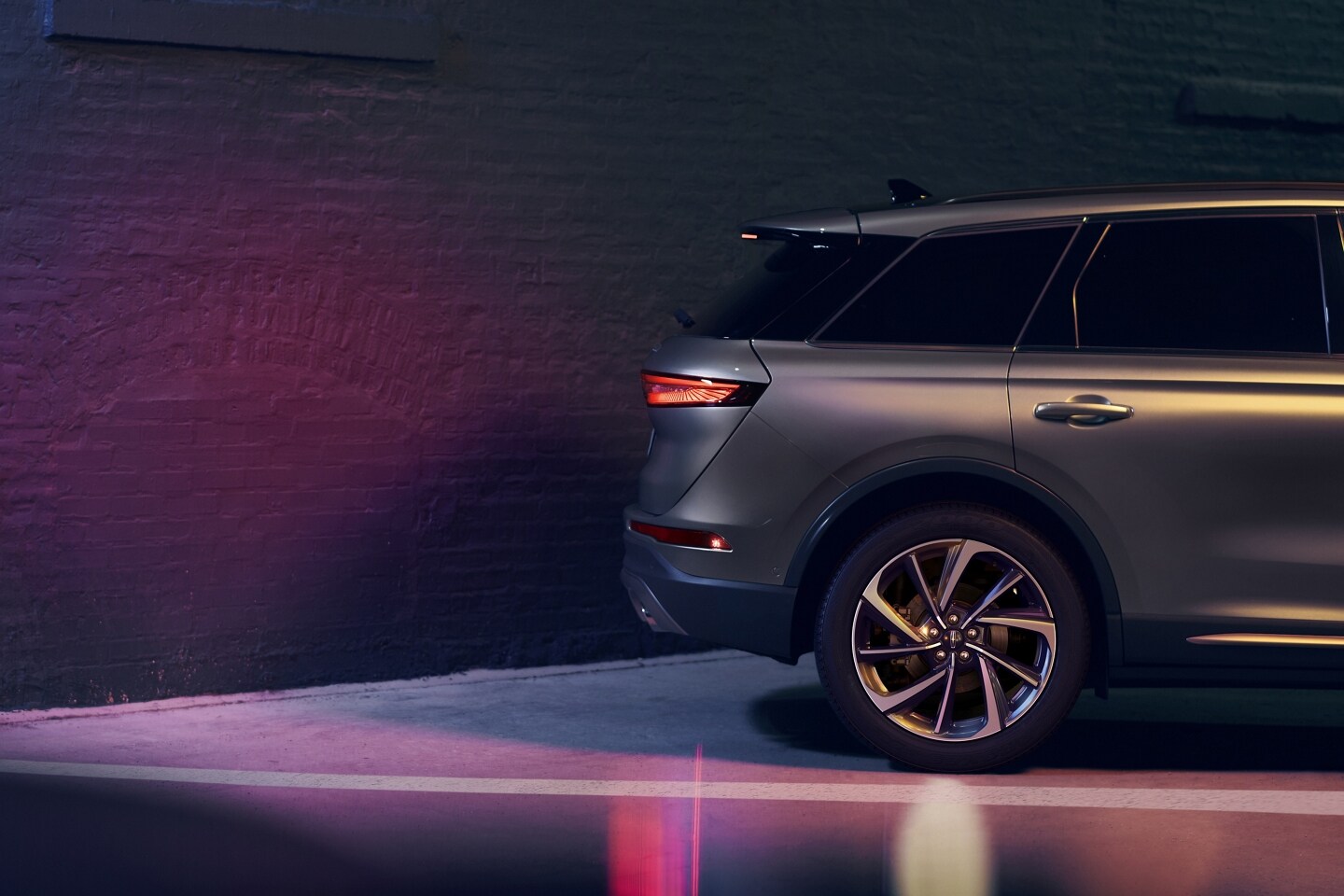 Un Lincoln Corsair 2025 utilise l’assistance au freinage en marche arrière lorsqu’il recule vers un mur