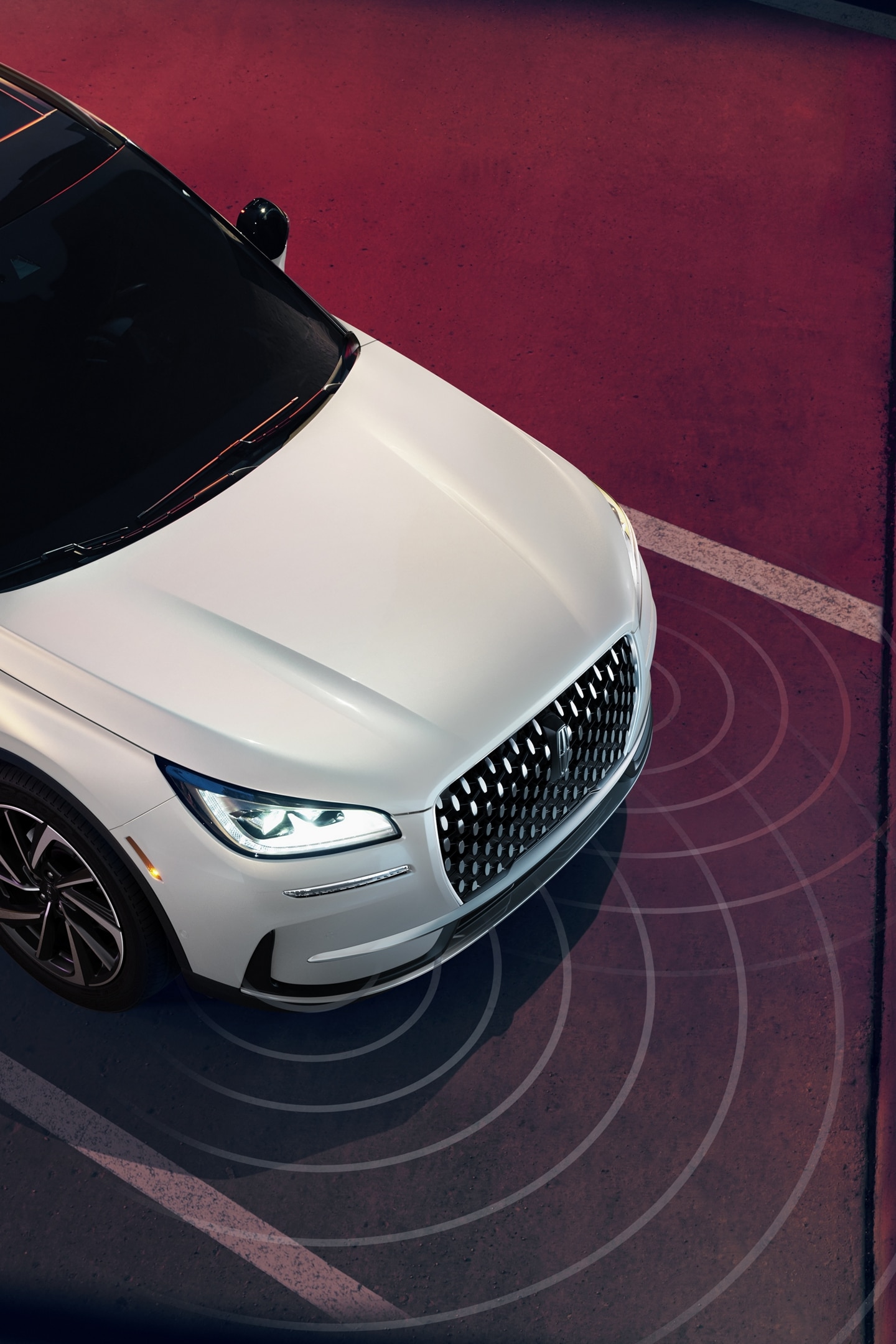 Des ondes de détection simulées sont émises par un Lincoln Corsair Ultra 2025 pour démontrer l’assistance précollision