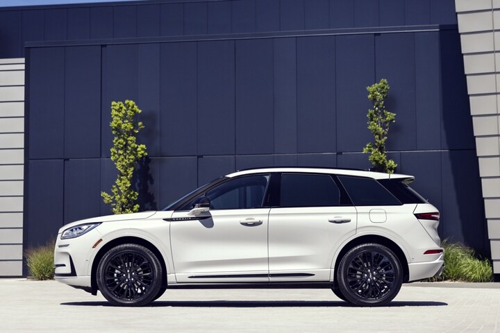 Une vue de profil d’un Lincoln Corsair 2025 montre des lignes élégantes