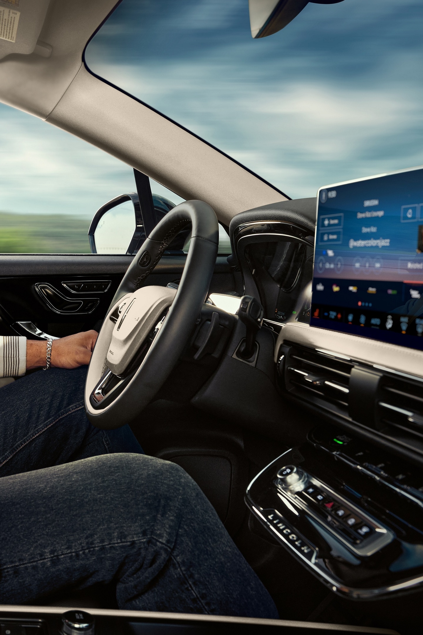 Un conducteur utilisant la conduite sur autoroute à chaussées séparées avec accès restreint mains libres Lincoln BlueCruise