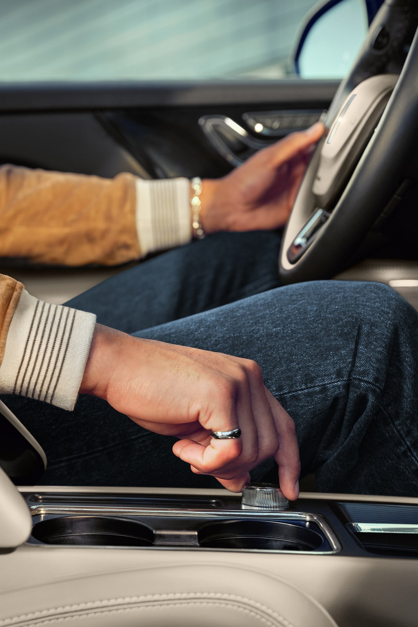 La main d’une personne conduisant un Lincoln Corsair 2025 est montrée tournant un bouton central pour changer de mode de conduite