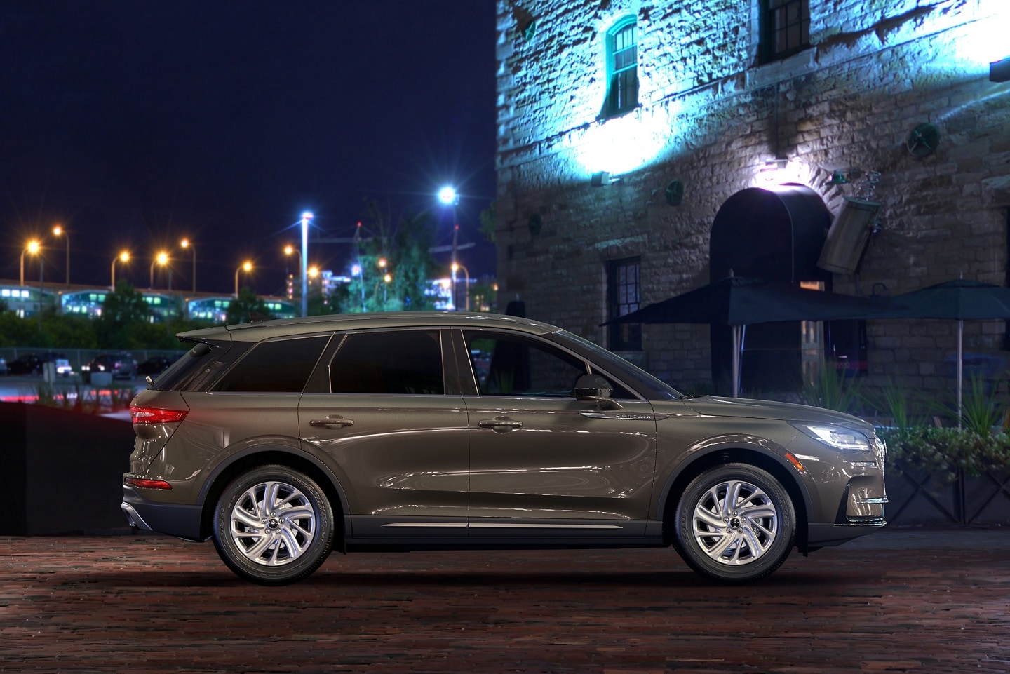Un modèle Lincoln Corsair Première 2025 est illustré avec des jantes en alliage de 18 po peintes à chaud