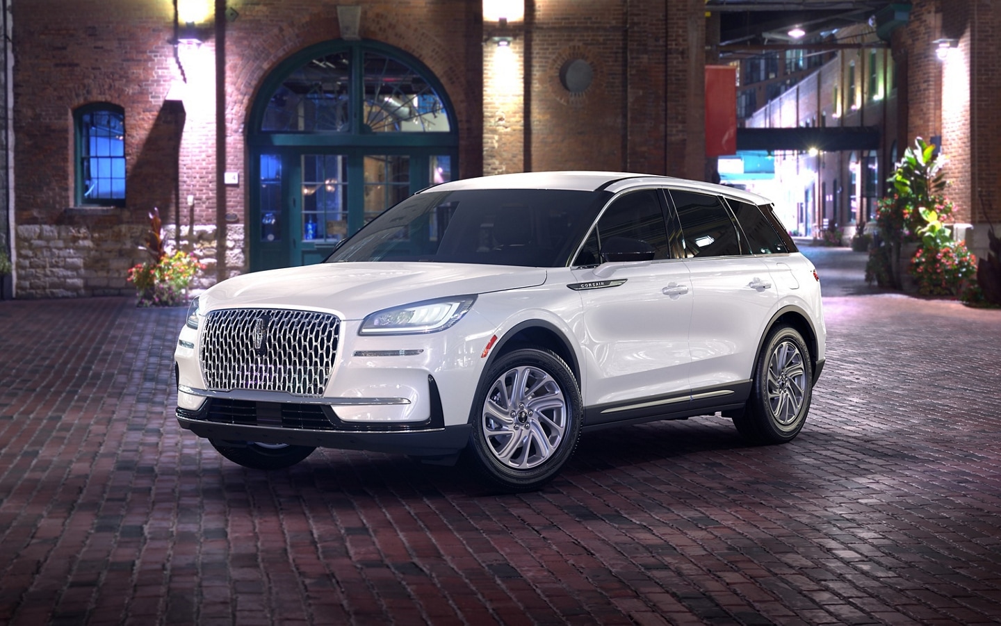 Un Lincoln Corsair 2025 de couleur extérieure Harbour Grey est stationné dans une ville la nuit