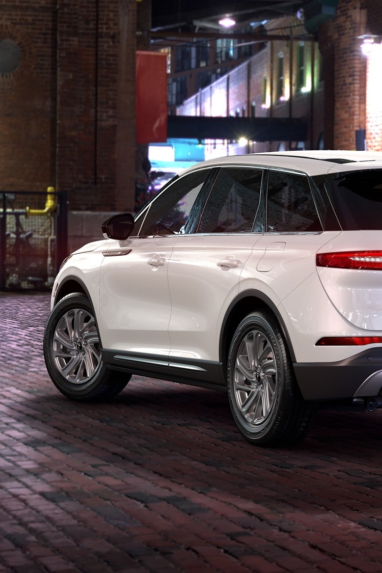 L’arrière d’un modèle Lincoln Corsair Première 2025 est montré avec un attelage de remorque attaché