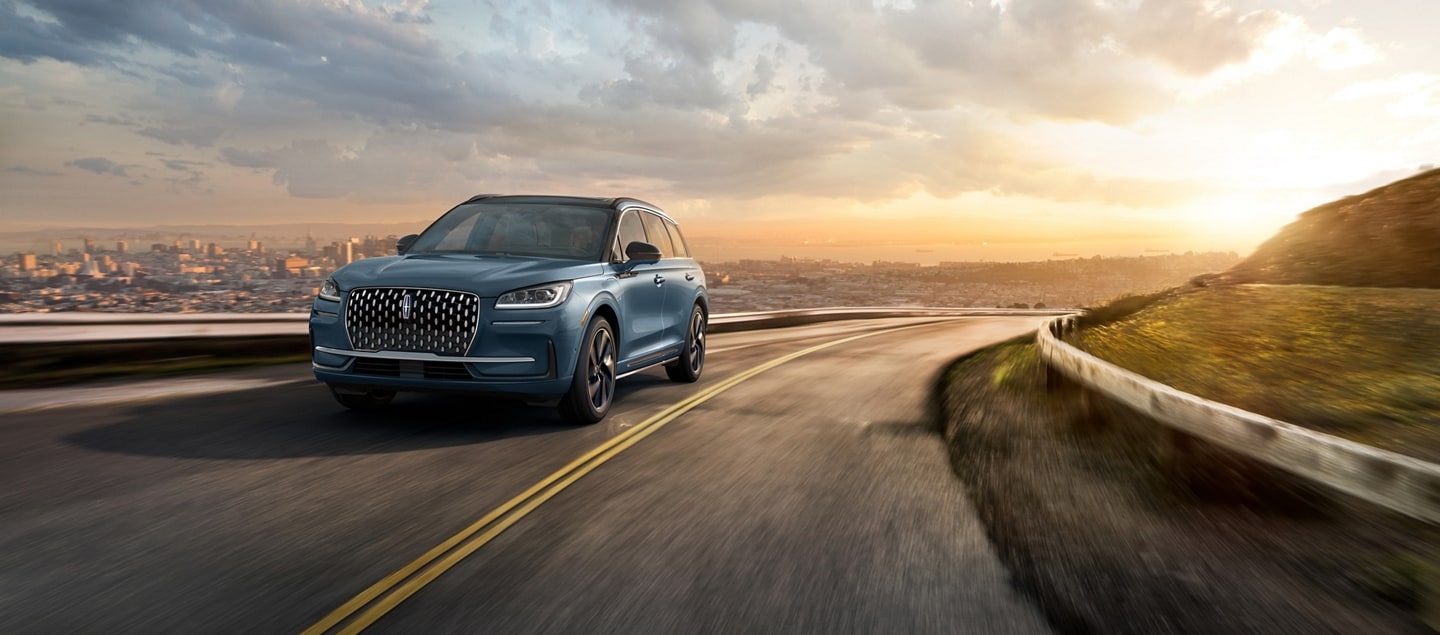 Illustration d’un modèle hybride rechargeable Lincoln Corsair Grand Tourisme 2025 circule sur une route de montagne