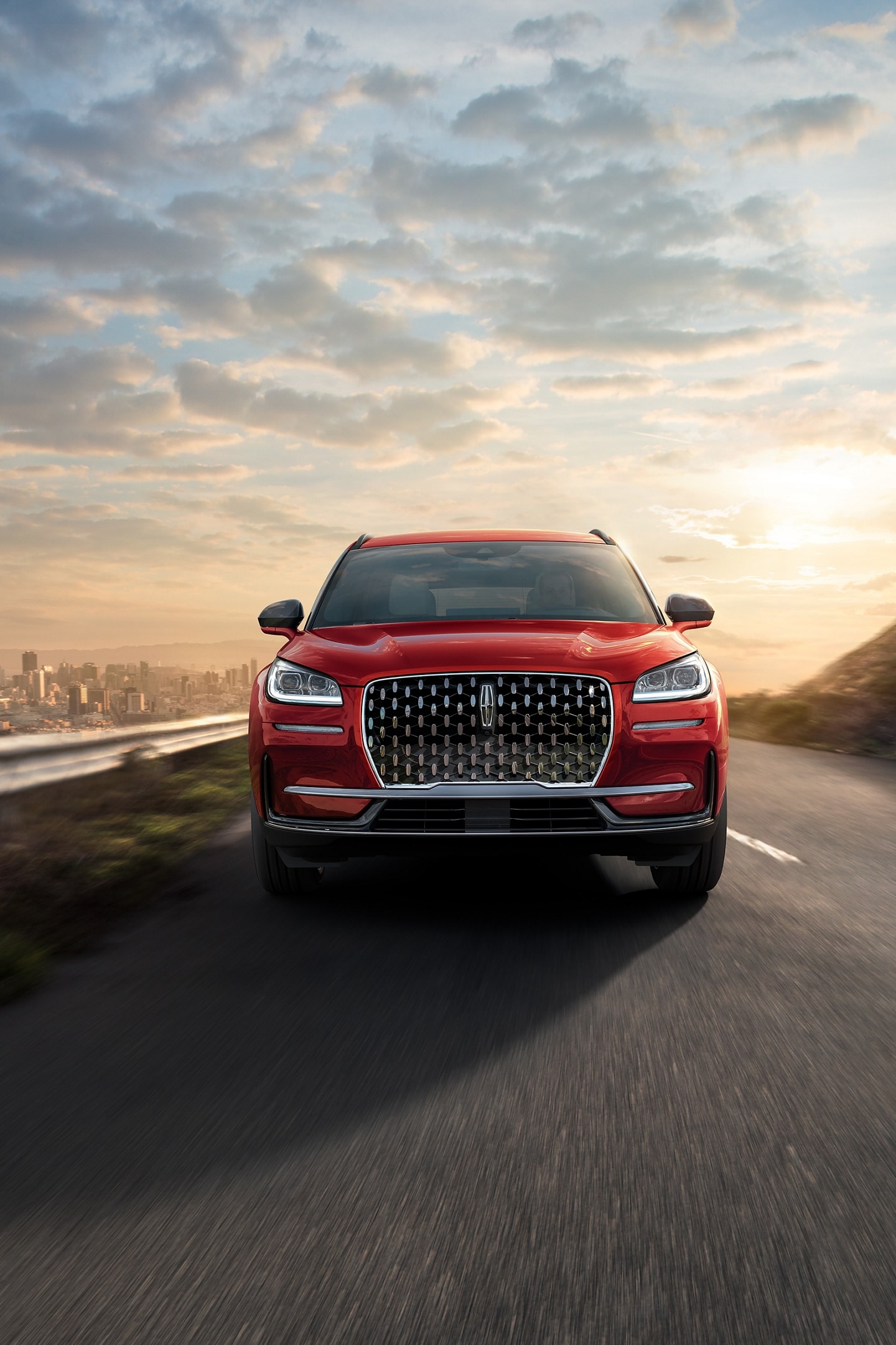 Un Lincoln Corsair Ultra 2025 est présenté sur l’autoroute avec une ville en arrière-plan