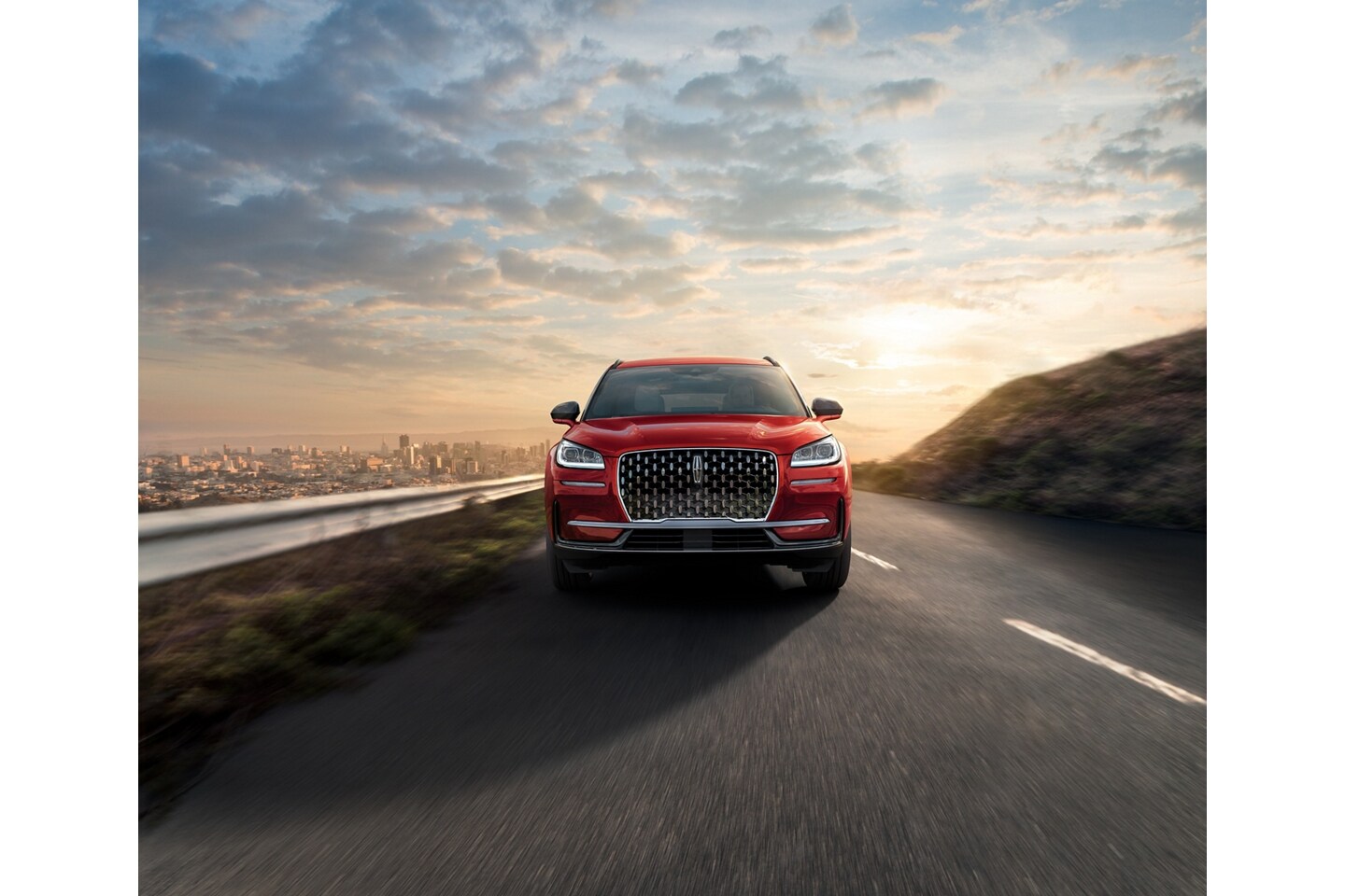 Un Lincoln Corsair 2025 circulant sur une route de montagne