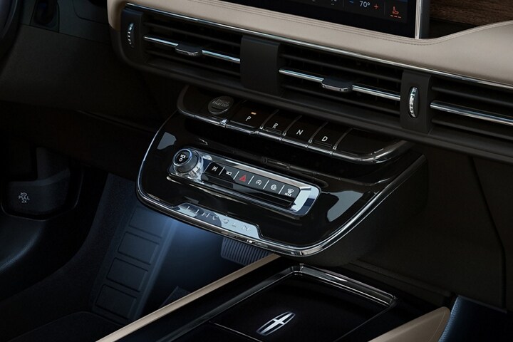 Le levier de vitesses à clé piano est vu de l’intérieur d’un Lincoln Corsair 2025