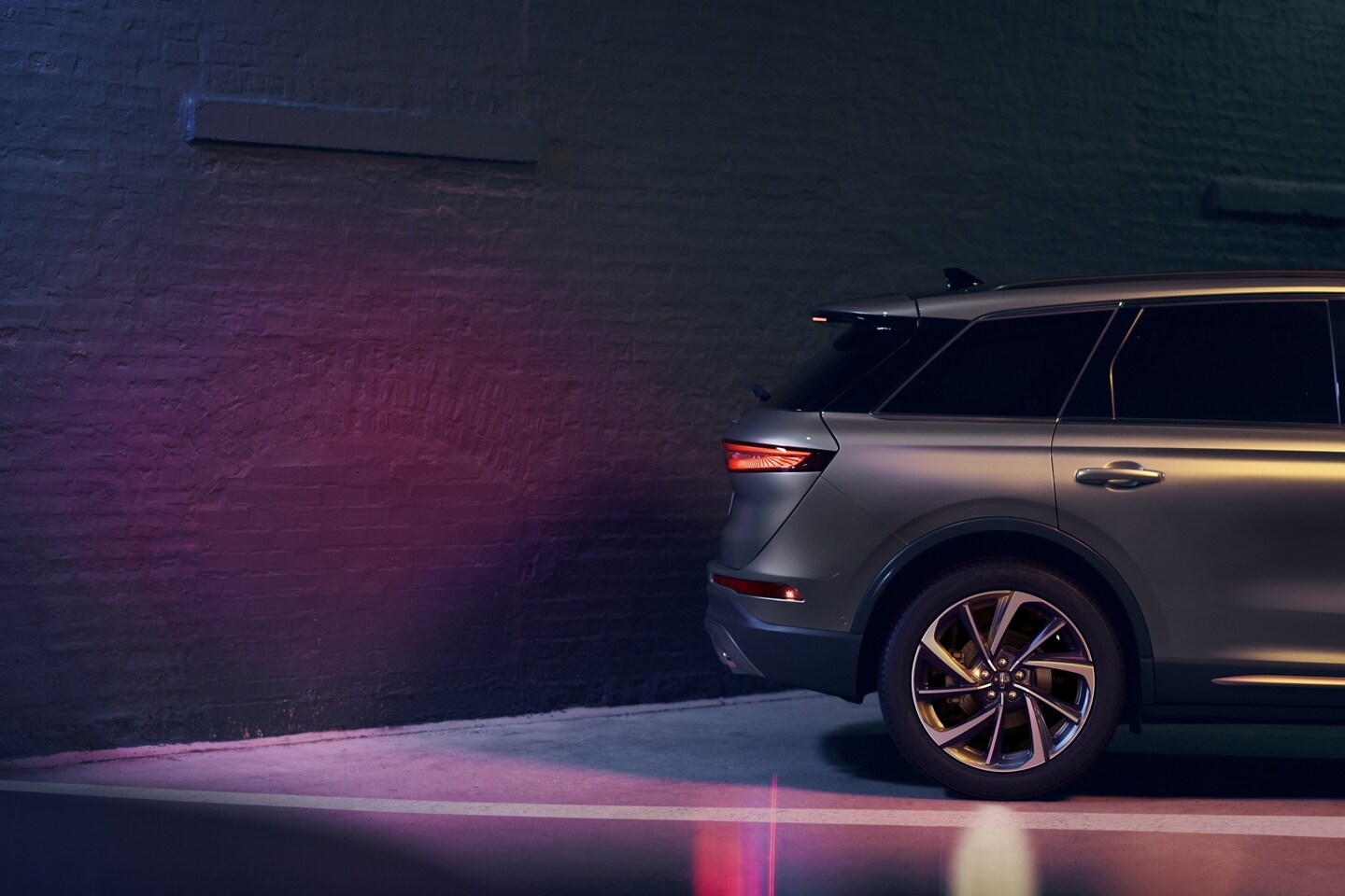 Un Lincoln Corsair 2026 utilise l’assistance au freinage en marche arrière lorsqu’il recule vers un mur